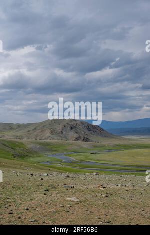 Blick auf den Fluss Sagsai in einem abgelegenen Tal im Altai-Gebirge (Altay-Gebirge) in der Nähe von Altai Sum, etwa 200 Kilometer von Ulgii (Ölgii) in der Bucht entfernt Stockfoto