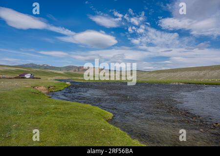 Blick auf den Fluss Sagsai in einem abgelegenen Tal im Altai-Gebirge (Altay-Gebirge) in der Nähe von Altai Sum, etwa 200 Kilometer von Ulgii (Ölgii) in der Bucht entfernt Stockfoto