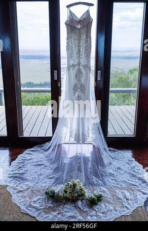 Kenianische Hochzeiten Bush Wild wunderschöne atemberaubende Hochzeit im Freien Einrichtung Dekoration vor Ort im Angama Mara Maasai Mara National Game Reserve Park Grea Stockfoto