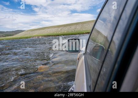 Toyota Land Cruiser, die den Fluss Sagsai in einem abgelegenen Tal im Altai-Gebirge (Altay-Gebirge) in der Nähe von Altai Sum überqueren, ca. 200 km von UL Stockfoto