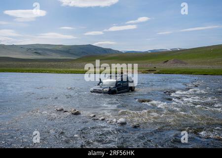 Toyota Land Cruiser, die den Fluss Sagsai in einem abgelegenen Tal im Altai-Gebirge (Altay-Gebirge) in der Nähe von Altai Sum überqueren, ca. 200 km von UL Stockfoto