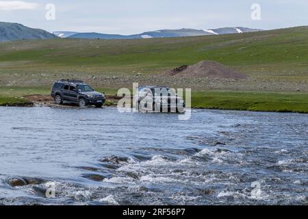 Toyota Land Cruiser, die den Fluss Sagsai in einem abgelegenen Tal im Altai-Gebirge (Altay-Gebirge) in der Nähe von Altai Sum überqueren, ca. 200 km von UL Stockfoto