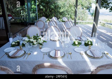 Kenianische Hochzeiten Bush Wild wunderschöne atemberaubende Hochzeit im Freien Einrichtung Dekoration vor Ort im Angama Mara Maasai Mara National Game Reserve Park Grea Stockfoto