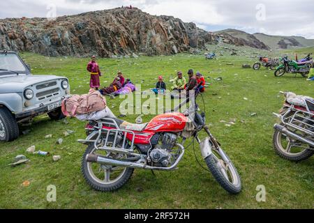 Ein Motorrad, das in der Mongolei häufig für den Transport genutzt wird, hier am Ort des lokalen Naadam Festivals im Sagsai River Valley, einem abgelegenen Tal in der Stockfoto