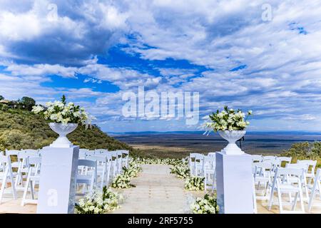 Kenianische Hochzeiten Bush Wild wunderschöne atemberaubende Hochzeit im Freien Einrichtung Dekoration vor Ort im Angama Mara Maasai Mara National Game Reserve Park Grea Stockfoto