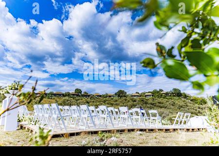 Kenianische Hochzeiten Bush Wild wunderschöne atemberaubende Hochzeit im Freien Einrichtung Dekoration vor Ort im Angama Mara Maasai Mara National Game Reserve Park Grea Stockfoto