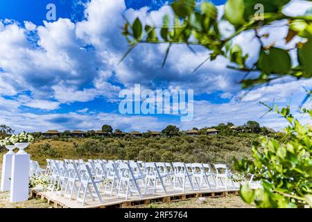 Kenianische Hochzeiten Bush Wild wunderschöne atemberaubende Hochzeit im Freien Einrichtung Dekoration vor Ort im Angama Mara Maasai Mara National Game Reserve Park Grea Stockfoto