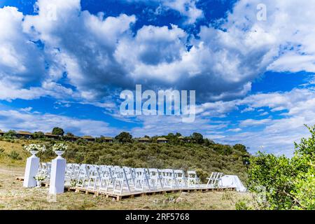 Kenianische Hochzeiten Bush Wild wunderschöne atemberaubende Hochzeit im Freien Einrichtung Dekoration vor Ort im Angama Mara Maasai Mara National Game Reserve Park Grea Stockfoto