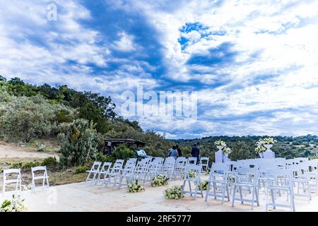 Kenianische Hochzeiten Bush Wild wunderschöne atemberaubende Hochzeit im Freien Einrichtung Dekoration vor Ort im Angama Mara Maasai Mara National Game Reserve Park Grea Stockfoto