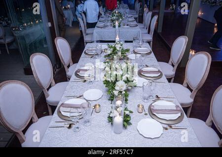 Kenianische Hochzeiten Bush Wild wunderschöne atemberaubende Hochzeit im Freien Einrichtung Dekoration vor Ort im Angama Mara Maasai Mara National Game Reserve Park Grea Stockfoto