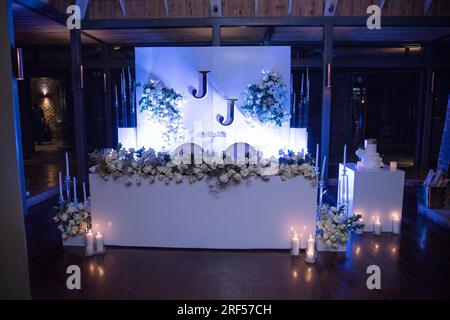 Kenianische Hochzeiten Bush Wild wunderschöne atemberaubende Hochzeit im Freien Einrichtung Dekoration vor Ort im Angama Mara Maasai Mara National Game Reserve Park Grea Stockfoto