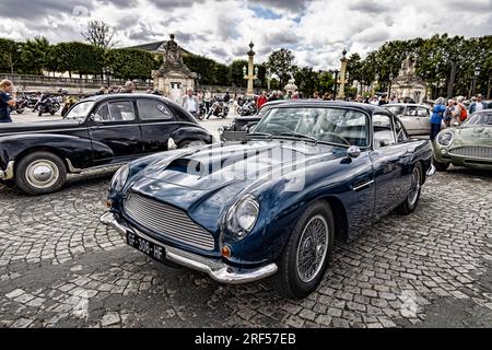 Paris, Frankreich. 30. Juli 2023. Aston Martin DB5 wurde am 30. Juli 2023 bei der Sommerüberquerung von Paris im Oldtimer 16. vorgestellt. Stockfoto