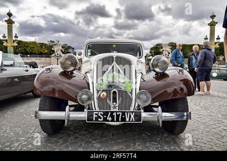 Paris, Frankreich. 30. Juli 2023. Citroen Traction Avant wurde am 30. Juli 2023 auf der Sommerüberquerung von Paris im Oldtimer 16. vorgestellt. Stockfoto