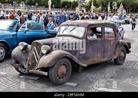 Paris, Frankreich. 30. Juli 2023. Citroen Traction Avant wurde am 30. Juli 2023 auf der Sommerüberquerung von Paris im Oldtimer 16. vorgestellt. Stockfoto