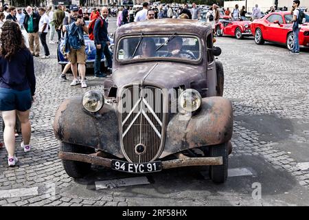 Paris, Frankreich. 30. Juli 2023. Citroen Traction Avant wurde am 30. Juli 2023 auf der Sommerüberquerung von Paris im Oldtimer 16. vorgestellt. Stockfoto