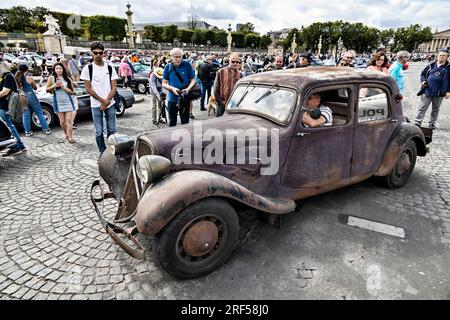 Paris, Frankreich. 30. Juli 2023. Citroen Traction Avant wurde am 30. Juli 2023 auf der Sommerüberquerung von Paris im Oldtimer 16. vorgestellt. Stockfoto