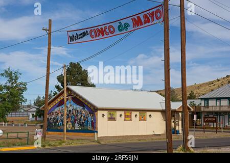 Cinco de Mayo Banner auf der South Fifth Street im Künstlerviertel Alpine Texas mit Wandgemälden zur Feier der texanischen Musikkultur Stockfoto