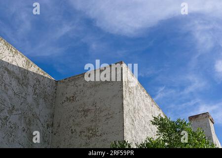 Verwitterter Beton, Industriedach am blauen Himmel Stockfoto