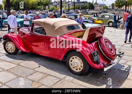 Paris, Frankreich. 30. Juli 2023. Citroen Traction Avant Cabriolet wurde am 30. Juli 2023 auf der Sommerüberquerung von Paris im Oldtimer 16. vorgestellt. Stockfoto