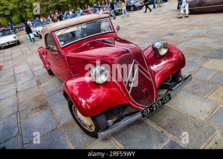 Paris, Frankreich. 30. Juli 2023. Citroen Traction Avant Cabriolet wurde am 30. Juli 2023 auf der Sommerüberquerung von Paris im Oldtimer 16. vorgestellt. Stockfoto