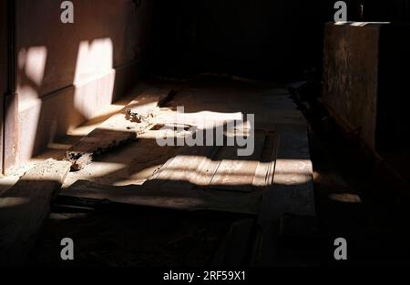 Sonnenlicht scheint durch die Fenster eines verlassenen Gebäudes Stockfoto