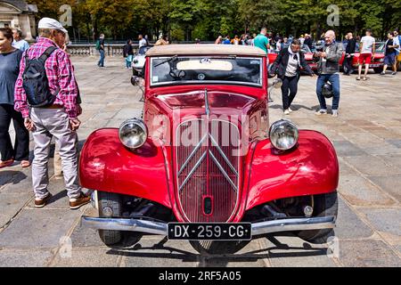 Paris, Frankreich. 30. Juli 2023. Citroen Traction Avant Cabriolet wurde am 30. Juli 2023 auf der Sommerüberquerung von Paris im Oldtimer 16. vorgestellt. Stockfoto