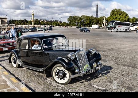 Paris, Frankreich. 30. Juli 2023. Citroen Traction Avant wurde am 30. Juli 2023 auf der Sommerüberquerung von Paris im Oldtimer 16. vorgestellt. Stockfoto