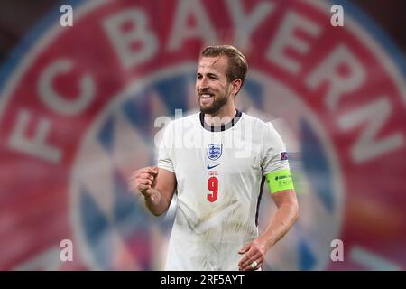 PHOTOMONTAGE; Harry KANE vor dem Umzug nach Bayern München. ARCHIVFOTO: Letztes Jubiläum Harry KANE (eng), Jubiläum, Freude, Enthusiasmus, Action, Einzelbild, zugeschnittenes Einzelmotiv, halbe Figur, halbe Figur. Halbfinale, Game M50, England (eng) - Dänemark (DEN) 2-1 NV am 7. Juli 2021 im London/Wembley Stadium. Fußball EM 2020 ab 06/11/2021-07/11/2021. ? Stockfoto