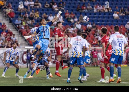 Harrison, Usa. 30. Juli 2023. Torwart Diego Urtiago (32) von Atletico San Luis rettet während des Spiels des Leagues Cup 2023 gegen Red Bulls in der Red Bull Arena in Harrison, NJ Die Red Bulls gewannen 2 - 1 und gingen in die Runde 32 über. Es gab 3 ausgeschlossene Tore - zwei von Red Bulls (ein abseits und ein anderes Foul vor dem Schuss) und eines von Atletico (abseits). Der Torwart der Red Bulls, Carlos Coronel, hat einen Elfmeterkick gespart, als das Spiel mit 1 Punkten pro Person ausgeglichen war. (Foto: Lev Radin/Pacific Press) Kredit: Pacific Press Media Production Corp./Alamy Live News Stockfoto