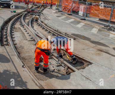 Mailand Italien Juli 19. 2023: Arbeiter bei der Arbeit, während sie die Straßenbahnschienen benutzen Stockfoto