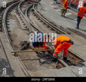 Mailand Italien Juli 19. 2023: Arbeiter bei der Arbeit, während sie die Straßenbahnschienen benutzen Stockfoto