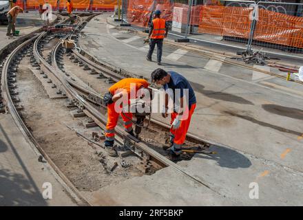 Mailand Italien Juli 19. 2023: Arbeiter bei der Arbeit, während sie die Straßenbahnschienen benutzen Stockfoto