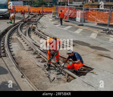 Mailand Italien Juli 19. 2023: Arbeiter bei der Arbeit, während sie die Straßenbahnschienen benutzen Stockfoto