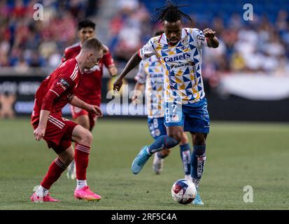 Harrison, New Jersey, USA. 30. Juli 2023. Jhon Murillo (7) kontrolliert den Ball während des Spiels der Leagues Cup 2023 gegen die Red Bulls in der Red Bull Arena in Harrison, NJ Die Red Bulls gewannen 2 - 1 und gingen in die Runde 32 über. Es gab 3 ausgeschlossene Tore - zwei von Red Bulls (ein abseits und ein anderes Foul vor dem Schuss) und eines von Atletico (abseits). Der Torwart der Red Bulls, Carlos Coronel, hat einen Elfmeterkick gespart, als das Spiel mit 1 Punkten pro Person ausgeglichen war. (Kreditbild: © Lev Radin/Pacific Press via ZUMA Press Wire) NUR ZUR REDAKTIONELLEN VERWENDUNG! Nicht für den kommerziellen GEBRAUCH! Stockfoto