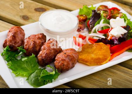 Cevapcici mit grünem Salat Stockfoto