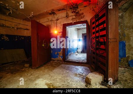 Zugang zum Bombenschutzbunker für den Zivilschutz. Große gepanzerte, explosionsgeschützte Türen mit Ventil. Stockfoto