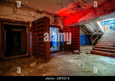 Zugang zum Bombenschutzbunker für den Zivilschutz. Große gepanzerte, explosionsgeschützte Türen mit Ventil. Stockfoto