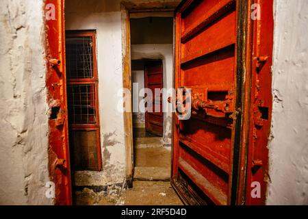 Zugang zum Bombenschutzbunker für den Zivilschutz. Große gepanzerte, explosionsgeschützte Türen mit Ventil. Stockfoto