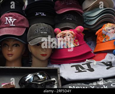 Baseballkappen als Souvenir zum Verkauf in New York City. Stockfoto