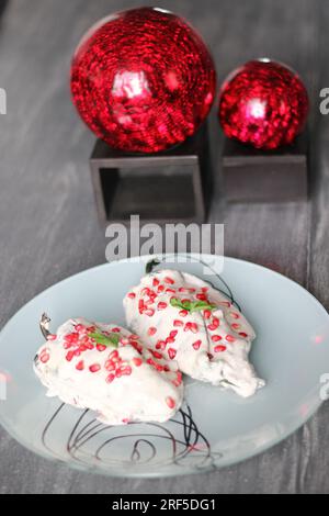 Chiles rellenos en Nogada aus nächster Nähe, traditionelle mexikanische Gourmetgerichte Stockfoto