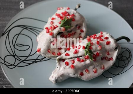 Chiles rellenos en Nogada aus nächster Nähe, traditionelle mexikanische Gourmetgerichte Stockfoto