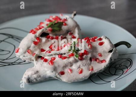 Chiles rellenos en Nogada aus nächster Nähe, traditionelle mexikanische Gourmetgerichte Stockfoto