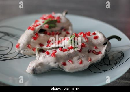 Chiles rellenos en Nogada aus nächster Nähe, traditionelle mexikanische Gourmetgerichte Stockfoto