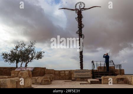 Mann in Mount Nebo, Madaba, Jordanien - (moses Stab) Schlange anthropomorph und Olivenbaum Stockfoto