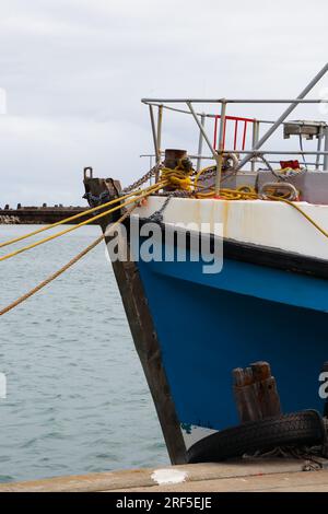 Angelboot Bow Bollard Gefesselt Mit Gelbem Seil Stockfoto