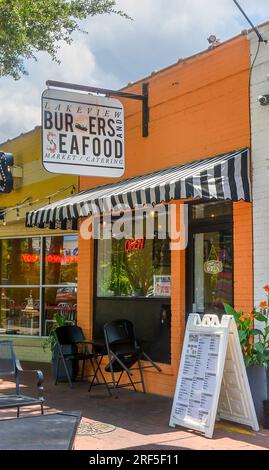 NEW ORLEANS, LA, USA - 29. JULI 2023: Lakeview Burgers and Seafood Restaurant in der Harrison Avenue im Viertel Lakeview Stockfoto