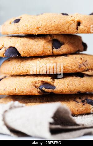 Köstliche Kekse aus Weizenmehl und Schokoladentropfen in dem zubereiteten Knabberteig, hausgemachte Kekse von unregelmäßiger runder oder ovaler Form Stockfoto