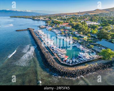 Ein Luftbild von Lahaina Hafen und Stadt, darunter das Pioneer Inn, Maui, Hawaii, USA. Stockfoto