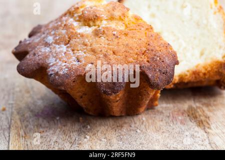 cupcake auf dem Tisch ohne Menschen, weizensüßer Cupcake in mehrere Teile aufgeteilt, Dessert Cupcake aus Mehl, Zucker und anderen Zutaten Stockfoto