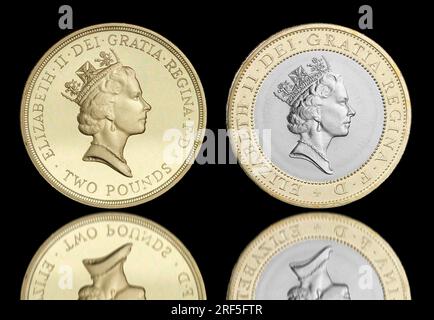 Die Münze aus der Zeit vor 1997 £2 mit der neuen bimetallischen £2-Version, die 1997 von der Royal Mint im Vereinigten Königreich ausgegeben wurde. Stockfoto